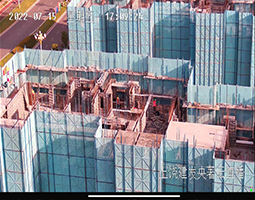 上饒建發(fā)央著使用開(kāi)寧慢直播攝像機(jī)直播樓房建造過(guò)程